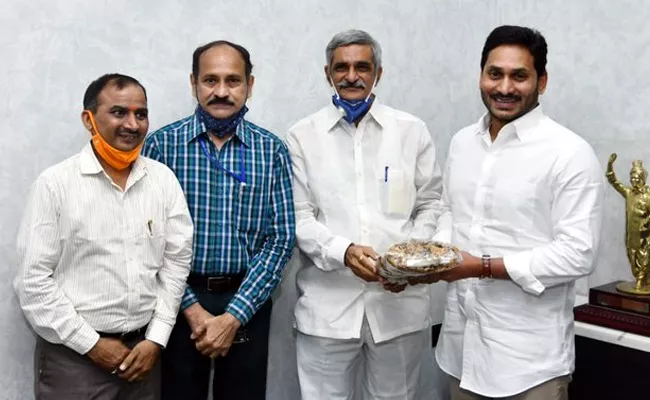 Tobaco Chairman Raghunath Babu Met CM YS Jagan Mohan Reddy - Sakshi