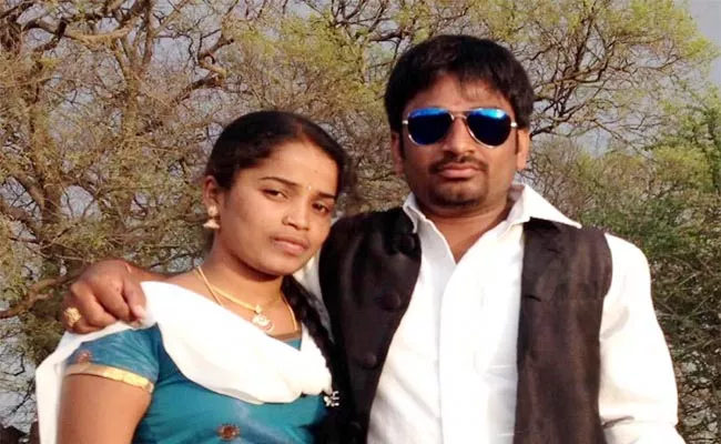 Wife And Husband Commits Suicide In Hyderabad - Sakshi