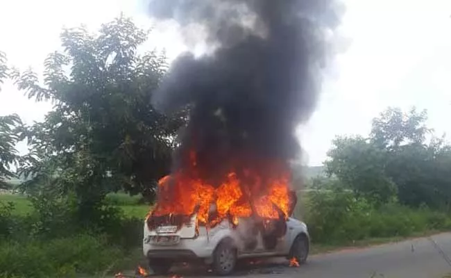 Car Burned On Road Near Sundupalli Mandal At Kadapa - Sakshi