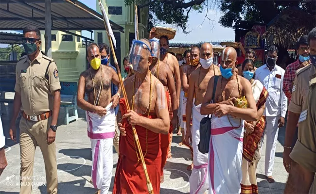 Tridandi Chinna Jeeyar Swami Visits Bhadrachalam Ramalayam In Khammam - Sakshi