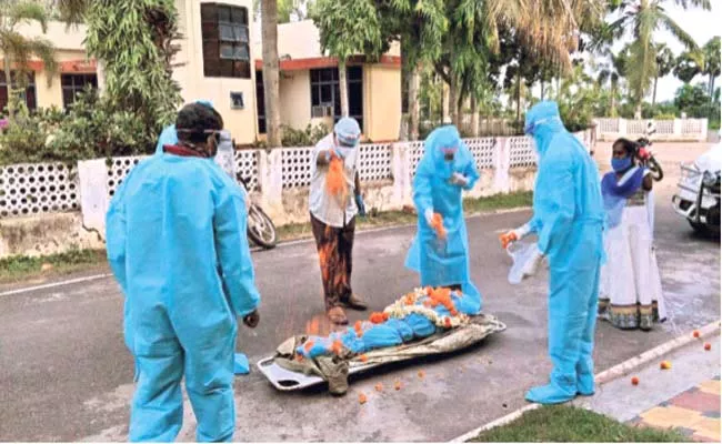 Red Cross Members Doing Funeral Of Corona Deceased Bodies In Srikakulam - Sakshi