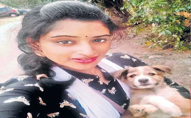 Udya Sri Helping Street Dogs At Tirupati - Sakshi