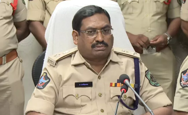 Crime Police Arrested 6 Accused In Robbery Case In Visakhapatnam - Sakshi