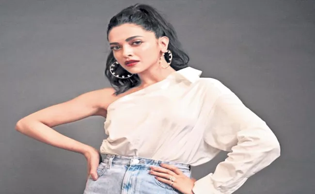 Deepika Padukone to spend 3 days and complete brand shootings - Sakshi