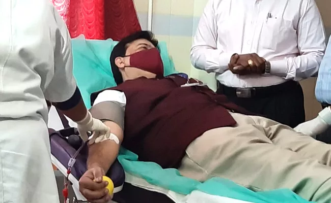  Jagan Mohan Reddy's Principal Secretary Praveen Prakash Donated Plasma - Sakshi