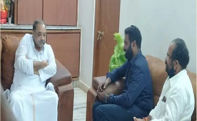 Hero Taraka Ratna Met YSRCP MLC Gangula Prabhakar Reddy - Sakshi