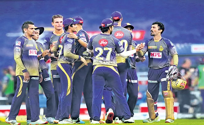 Kolkata Knight Riders beat King XI Punjab by 2 runs - Sakshi