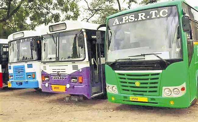 Reduction of 322 RTC buses from AP to Telangana - Sakshi