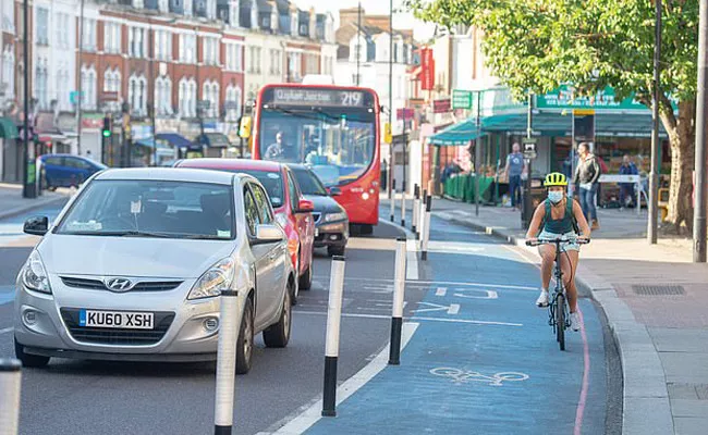 Smart Traffic Lights Will Turn Green for Cyclists - Sakshi