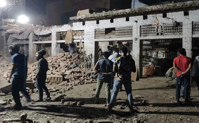 Several Injured In Cylinder Blast At Aligarh Toy Factory - Sakshi