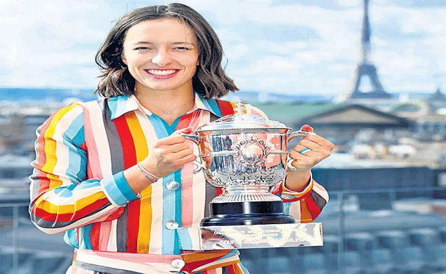 French Open winner Iga Swiatek breaks into top 20 - Sakshi