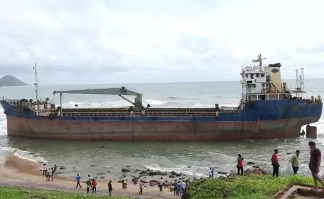 Heavy Rains In Vishaka Ship Stuck At Tenneti Park - Sakshi