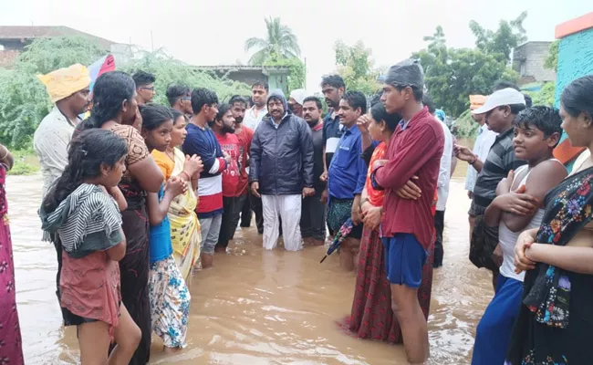 Vip Saminee Inspected The Flood Prone Areas At Dawn In krishna - Sakshi