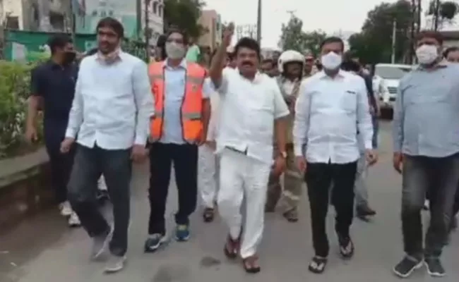 Talasani Srinivasa Rao  Visits Tank Bund Over Heavy Rainfall In Hyderabad - Sakshi