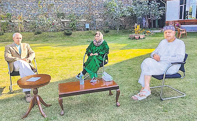 Omar Abdullah Meets Mehbooba Mufti And Farooq Abdullah - Sakshi