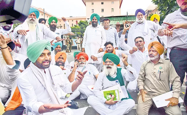 Punjab farmers boycott meeting on tear copies of new farm laws - Sakshi