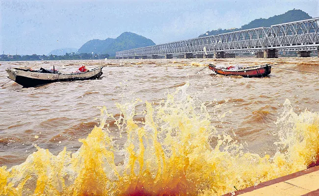 Huge Flood water flow into Prakasam Barrage - Sakshi