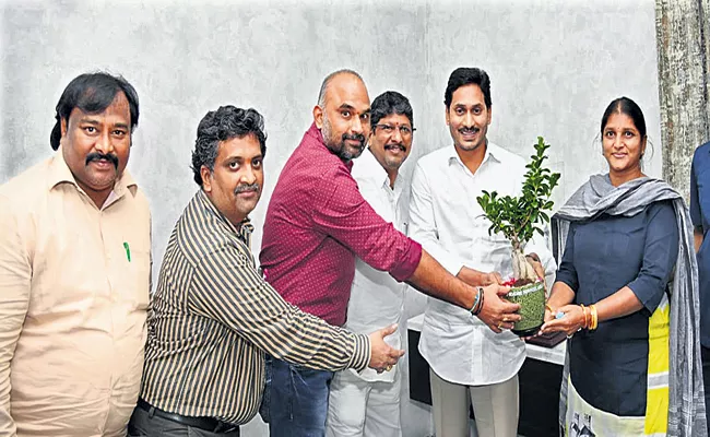 Representatives of new working group of APRSA met CM Jagan courtesy at camp office - Sakshi