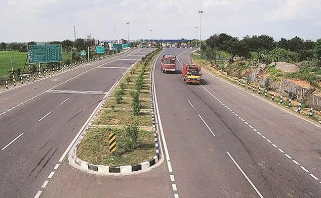 Gadkari lays foundation stone for major highway projects - Sakshi