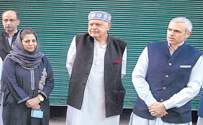 Farooq Abdullah forms alliance with Mehbooba Mufti in Jammu Kashmir - Sakshi