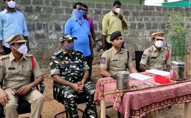 Person From Maoist militia Group Arrested In Mulugu - Sakshi