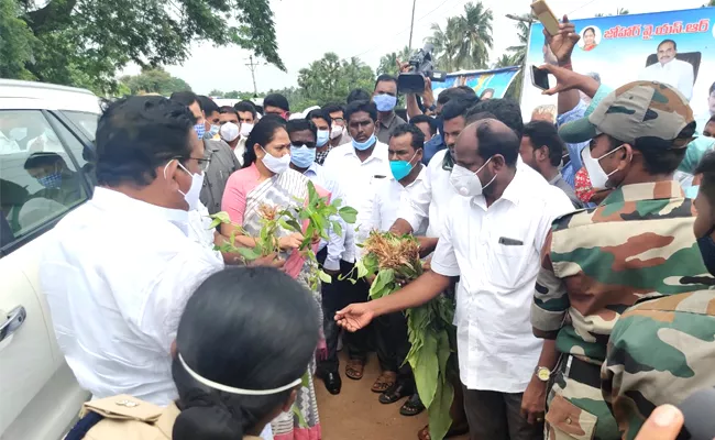 Mekathoti Sucharitha And Sri Ranganatha Raju Visit To Flood Effected Areas - Sakshi