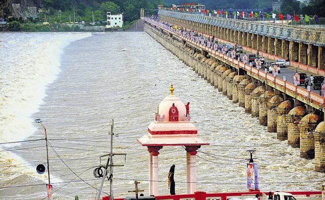 Above Six lakh cusecs flood flow into Prakasam Barrage - Sakshi