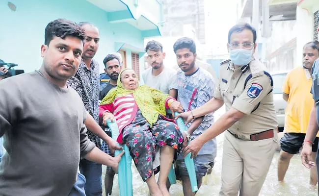 CP sajjanar Rescuing Works In Hyderabad Over Heavy Rains - Sakshi