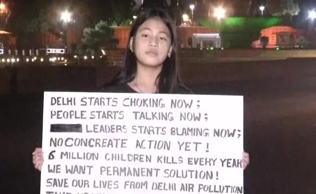 9 Year Old Girl Protest At Rashtrapati Bhavan Seeking Better Air For Delhi - Sakshi