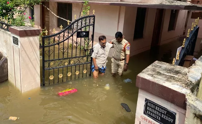 Saroornagar Police Saves Senior Citizens Life - Sakshi