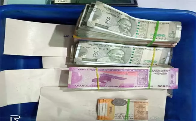 Cash In Bundles At Tamil Nadu Checkpost - Sakshi