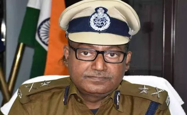 Bihar Purnia IG Vinod Kumar Last Breath Suffering From Coronavirus - Sakshi