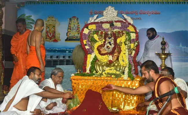 NRI Devotee Donate Kanaka Pushya Haram To Goddess Kanaka Durga - Sakshi