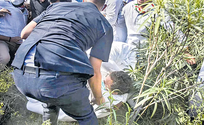 UP Police Stop and Arrest Rahul Gandi and Priyanka Gandhi - Sakshi