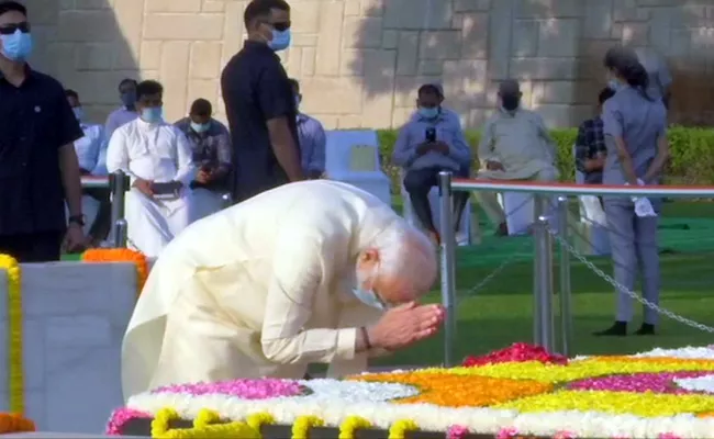 Narendra Modi Tribute To Mahatma gandhi - Sakshi