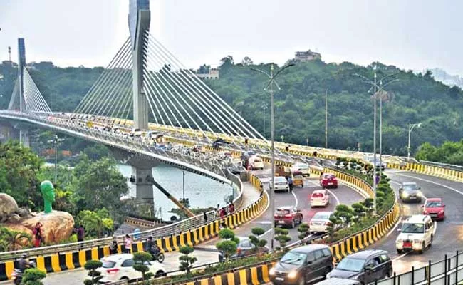 Dangerous Photo Shoot At Durgam Cheruvu Bridge - Sakshi