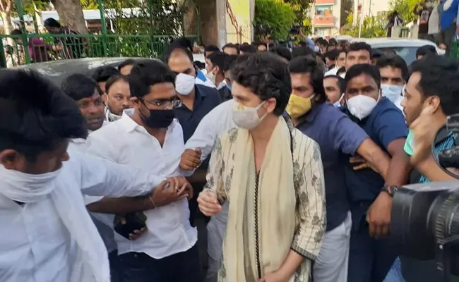 Priyanka Gandhi Vadra Attends Prayer Meet In Delhi Over Hathras Case - Sakshi