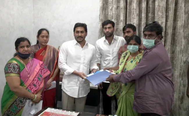 CM YS Jagan Mohan Reddy Met With Divya Tejaswini Parents In Tadepalli - Sakshi