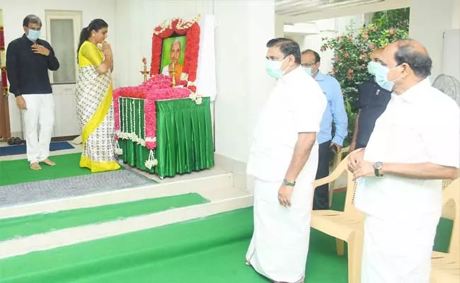 RK Roja Consoles To CM Edappadi K Palaniswami - Sakshi