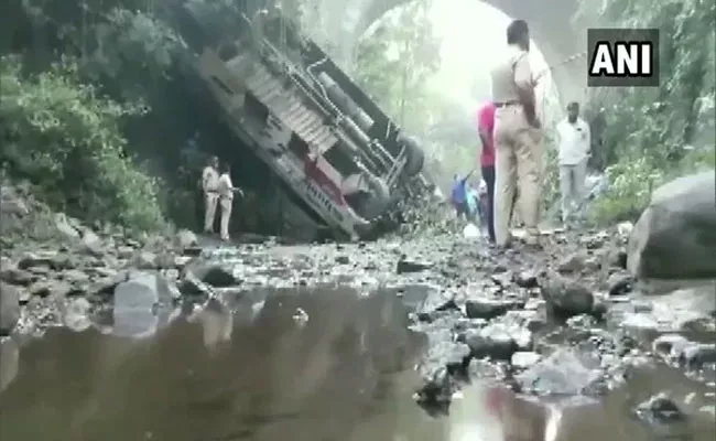 Bus Fell Into George 5 Died And 35 Injured In Maharashtra - Sakshi