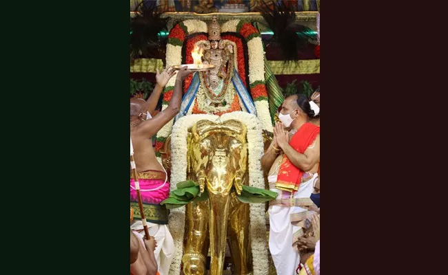 Sixth Day Of  Navratri Brahmotsavalu Swamy Blesses Devotees - Sakshi