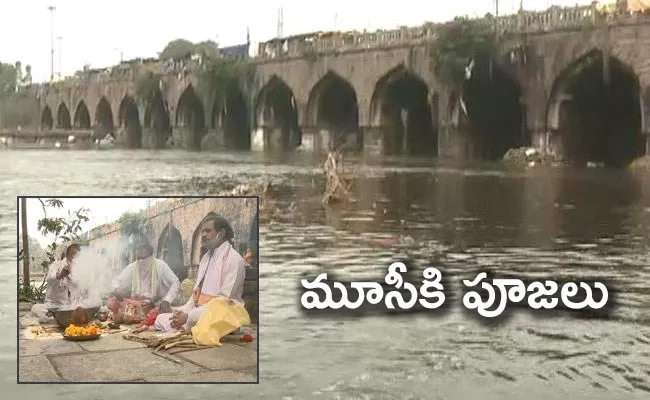 Mayor Bonthu Rammohan Doing Shanthi Pooja To Musi River In Hyderabad - Sakshi