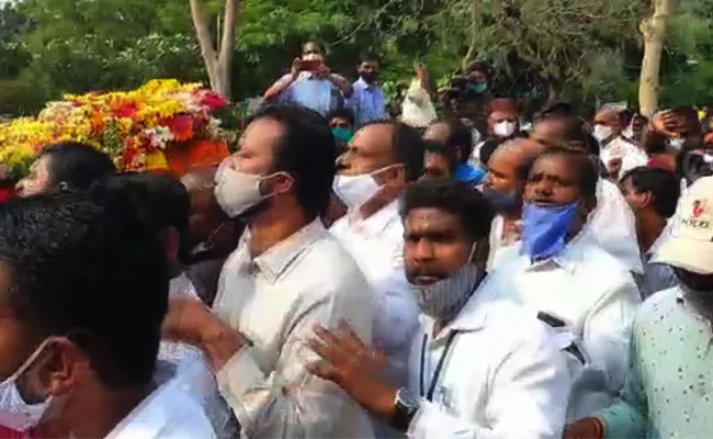 Thefting In Nayani Narsimha Reddy Funerals - Sakshi