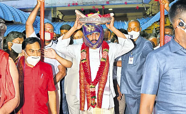 CM YS Jagan Offers Pattu Vastralu To Goddess Kanaka Durga At Indrakeeladri - Sakshi