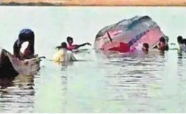 Two Boats Sank In Indravati River, Two Women Were Missing - Sakshi