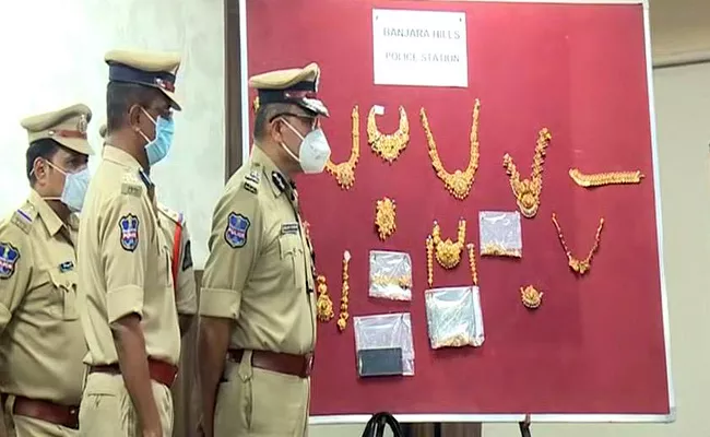 Police Have Arrested Four Accused In Jewelley Stolen Case - Sakshi