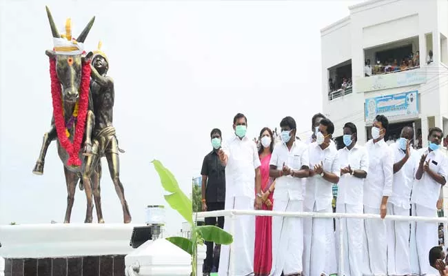 Statue Was Erected At Pudukkottai To Pay Special Homage To Jallikattu - Sakshi