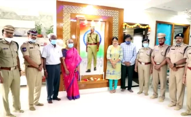 CP Sajjanar Said Sacrifices Of Police Martyrs Were Priceless - Sakshi