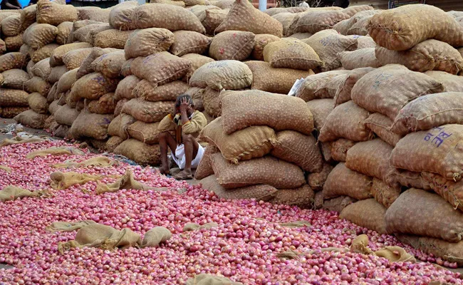 Two Persons Arrested For Stealing 550 Kg Onion In Pune - Sakshi