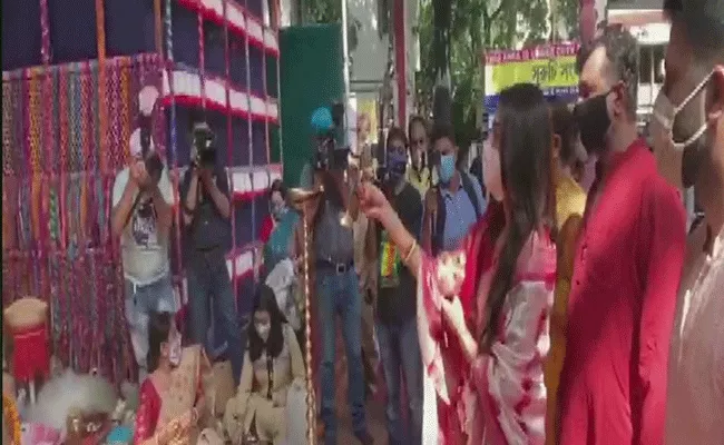 TMC MP Nusrat Jahan Celebrates Durga Puja Kolkata - Sakshi